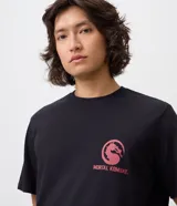 Remera negra de algodón con cuello redondo y mangas cortas, de corte comfort. Presenta una gran estampa en la espalda con la frase "Get Over Here" y un diseño gráfico de la lanza de Scorpion de Mortal Kombat.