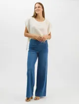 Jegging de denim azul oscuro con silueta estilo palazzo, tiro alto y pierna amplia, con pretina ancha elástica y sin bolsillos frontales.