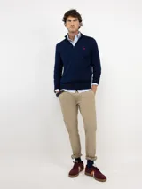 Sweater de punto color verde militar con cuello alto y medio cierre frontal de cremallera, manga larga y detalles acanalados en los puños y el dobladillo.