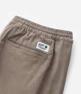 Bermuda masculina de sarga texturizada en color negro, con cintura elástica y ajuste mediante cordón. Presenta un corte regular, bolsillos laterales y un bolsillo trasero aplicado.