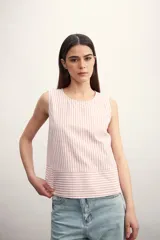 Blusa sin mangas con cuello redondo y estampado a rayas verticales rosas y blancas.