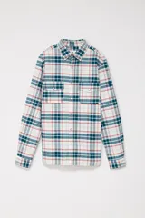 Camisa de manga larga a cuadros en tonos blanco, verde, azul y rojo. Tiene dos bolsillos en el pecho y cierre con botones.