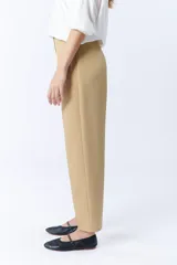 Pantalón de vestir color beige, de corte recto y tiro alto.
