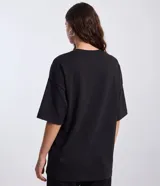 Remera oversize blanca de manga corta, con cuello redondo y diseño holgado, confeccionada en mezcla de algodón y poliéster.