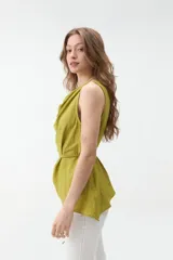 Musculosa bordó con escote drapeado, sin mangas y diseño holgado con lazo para ajustar en la cintura.