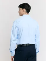 Ambo de corte clásico compuesto por saco de dos botones y pantalón de vestir a juego. El saco cuenta con solapas de muesca, bolsillos laterales con solapa y un bolsillo en el pecho. El pantalón presenta un corte recto y limpio.