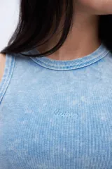 Musculosa rosa de algodón con textura marmolada y bordado central.