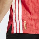 Musculosa de running Adidas Adizero, color rojo con estampado sutil en tono más oscuro. Presenta un corte ajustado (slim fit), cuello redondo y las tres franjas blancas características de Adidas en el lateral derecho.