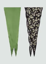 Set de dos pañuelos triangulares de poliéster con estampado de flores y liso color verde. Tejido fluido con acabado satinado.