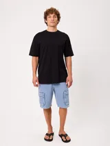 Remera Rusty de manga corta y cuello redondo, corte holgado (loose fit), confeccionada en 100% algodón.
