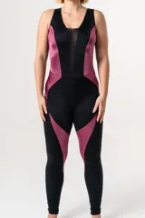 Mono deportivo negro con paneles laterales en magenta y escote con microtul. Espalda abierta con ganchos reforzados en el cuello.