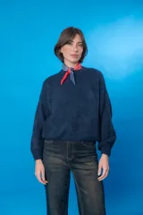 Sweater color beige de lana mohair y acrílico, con cuello redondo y mangas largas.