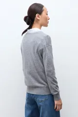 Sweater gris melange de manga larga con escote en V.