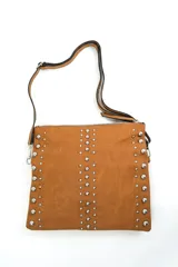 Cartera tipo bandolera de cuerina color marrón tostado, decorada con tachas metálicas plateadas en los laterales y al frente. Cuenta con cierre superior y correa ajustable.