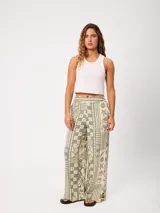 Pantalon estampado en tonos verde militar y beige, con diseño holgado y de tiro alto.