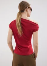 Camiseta roja de mezcla de algodón, modal y elastano, con diseño asimétrico y detalles fruncidos en el escote y el hombro, de manga corta y corte recto.