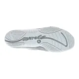 Slip on Merrell modelo Barrado, color gris, confeccionado en malla transpirable con detalles en cuero. Cuenta con cierre frontal de cremallera, plantilla de espuma EVA y suela de goma con tecnología Air Cushion para mayor estabilidad y tracción.