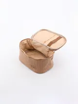 Necesser de color beige con cierre superior y asa de mano.