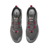 Championes de trail running New Balance MTGAROG2, color gris con detalles en negro y rojo.