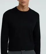 Suéter de corte regular, cuello redondo y manga larga, confeccionado en tejido de viscosa con textura suave y caída ligera.
