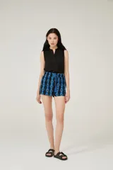 Short de rayon con estampado multicolor, cintura elastizada y cordón con borlas decorativas.