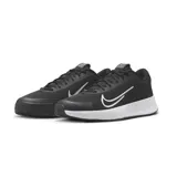 Championes de tenis Nike Vapor Lite 2, color negro con suela blanca y logo lateral en blanco. Diseño de malla transpirable con refuerzo en la puntera para mayor durabilidad.