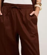 Pantalón wide leg de cintura alta en sarga, con elástico y cordón de ajuste en la cintura, y frisos delanteros, de marca Marfinno.