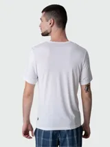 Remera de cuello redondo y manga corta, confeccionada en tejido de bambú suave y ligero. Presenta un corte ajustado y diseño minimalista.