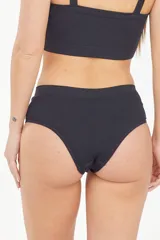 Pantie negra de corte clásico con textura acanalada.