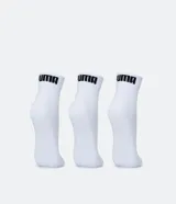 Pack de tres pares de medias deportivas Puma de caña corta, confeccionadas en tejido de algodón con textura. Incluye un par negro, uno blanco y uno gris, cada uno con el logo de la marca en el talón y el nombre en la parte superior.