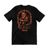 Remera negra de algodón con estampado gráfico en color naranja en la espalda, que representa a un diablo tomando mate con la frase 'Más sabe el diablo por viejo que por diablo'.