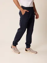 Pantalón bombacha de sarga azul marino, con pinzas en la cintura, bolsillos laterales y puños elásticos en los tobillos.