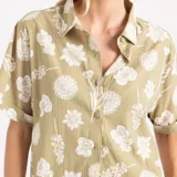 Camisa de manga corta Roark Bless Up Cropped, color verde militar con estampado floral blanco, cuello camisero y cierre frontal de botones.