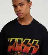 Remera boxy de algodón negro con cuello redondo, manga corta y estampa grande en la espalda en homenaje a la banda de rock Kiss.