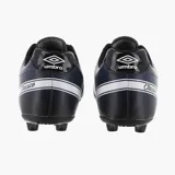 Championes de fútbol Umbro Classico X HGR, color blanco con logo Umbro en negro.