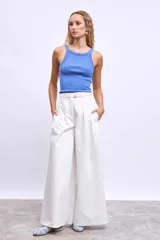Musculosa azul de algodón con cuello redondo y sisas anchas.