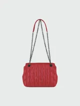 Bandolera Longchamp modelo Brioche S Leather, color rojo vibrante, con diseño acolchado vertical y cierre frontal con hebilla metálica rectangular. Posee correa de cadena metálica oscura.