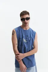 Musculosa de algodón, color azul, con corte oversize y escote redondo. Presenta un estampado gráfico en tonos oscuros con el texto "FOCUS ON YOURSELF".