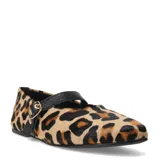Balerinas de mujer con diseño de animal print, confeccionadas en cuero con textura de pelo. Presentan una tira ajustable sobre el empeine con hebilla metálica dorada y punta redondeada.