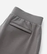 Pantalón deportivo de corte recto con ajuste levemente afunilado, confeccionado en tejido técnico con cintura elástica ancha. Presenta bolsillos laterales y bolsillo trasero embutido con acabado limpio.
