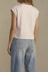 Remera de algodón color marrón, de corte crop y cuello redondo, con mangas cortas de estilo sisa.