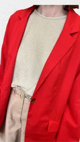 Blazer sastrero rojo de lino, con solapas de muesca, mangas 3/4 y bolsillos de parche.