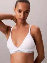 Bralette de triángulo Calvin Klein, confeccionado en una mezcla de algodón y modal. Presenta copas ligeramente forradas, tirantes ajustables y la icónica banda elástica con el logo de la marca. Diseño sin aros para mayor comodidad.