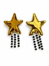 Aros colgantes con diseño de estrella en acrílico espejado color bronce y tiras de cadenas con cuentas negras facetadas.