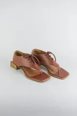 Sandalias de cuero color marrón, con diseño híbrido entre zapato acordonado y ojota, punta cuadrada y taco bloque cuadrado.