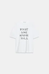 Camiseta blanca de manga corta y cuello redondo, de corte regular fit, con detalle de texto estampado en negro en el frente.