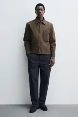 Mocasín casual de hombre con parte superior de piel con acabado serraje, diseño de corte liso con detalle de bordón, horma redonda y suela a tono.