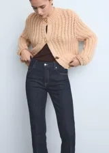 Pantalón de jean estilo flare con tiro alto, confeccionado en tejido de algodón con elasticidad. Presenta diseño de cinco bolsillos, cierre de botón y cremallera, y trabillas para cinturón.