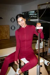 Legging deportivo de tiro alto con diseño de frunce en la parte posterior, confeccionado en tejido mate de alta elasticidad.