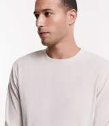 Pijama masculino de dos piezas confeccionado en tejido fleece texturizado. Incluye una remera de manga larga con cuello redondo y puños ajustados, y un pantalón tipo jogger con cintura elástica, cordón de ajuste y bolsillos laterales.